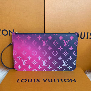 ✨Beautiful✨💎 Louis Vuitton Midnight Fuchsia wristlet